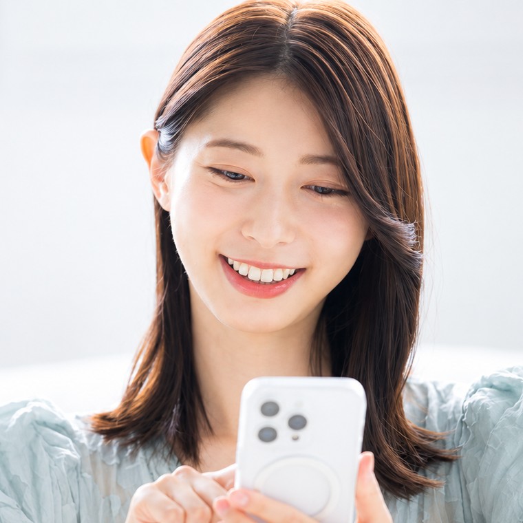 スマートフォンで商品を探す生活者